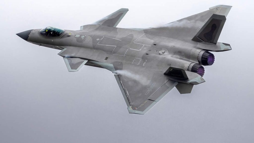 Chinas J-20-Stealth-Kämpfer fliegt im Biest-Modus-Kämpfer Jet mit voller Nutzlast