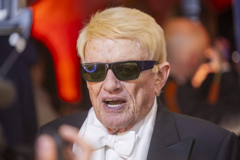 Heino „will ein Beispiel geben“ – mit dem Gesang der Nationalhymne