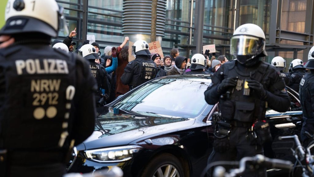 Demonstration zum Universitätsklinikum blockierte den Ausgang von Friedrich Merz