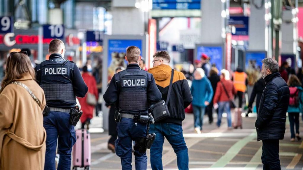 STUTTGART-MITTE: Zentralstation vorübergehend wegen eines Notfallbetriebs geschlossen