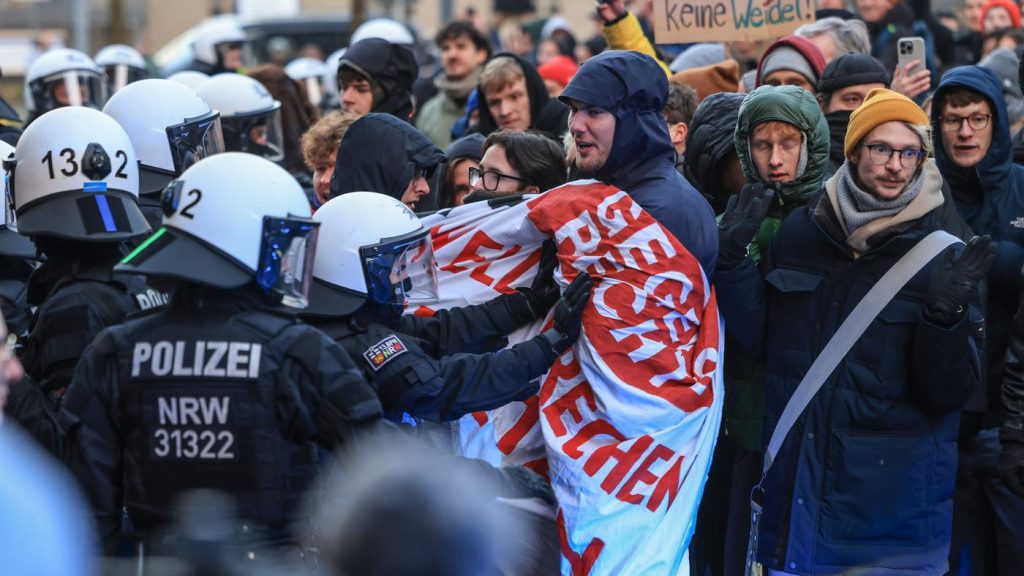 Demonstranten blockieren den Ausgang beim Besuch von Merz in Köln