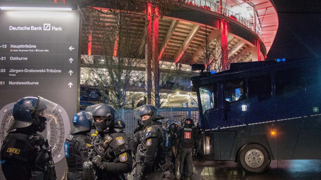 Eintracht Frankfurt: Die Polizei sucht nach 29 Personen nach Unruhen beim Stuttgart -Spiel Hessenschau.de