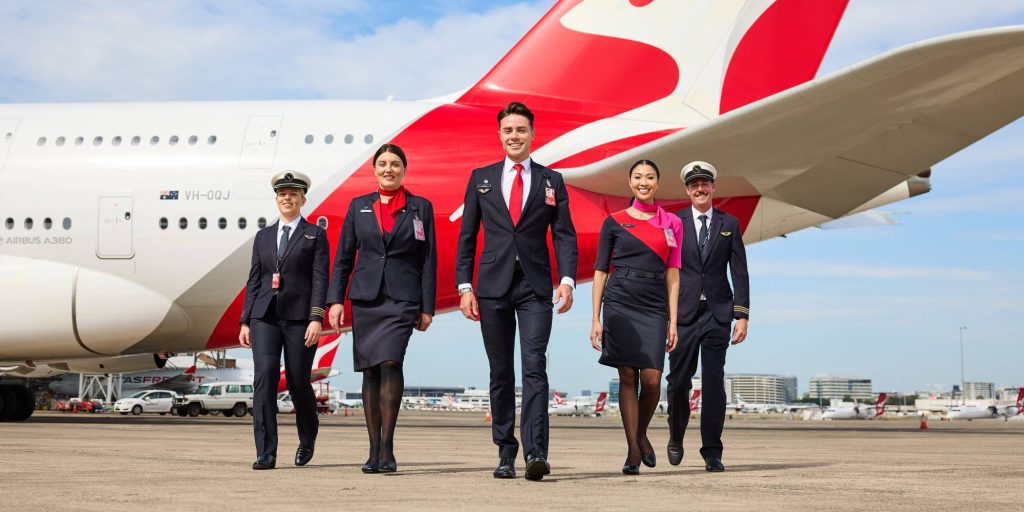 Neue Kleidung in Arbeit: Die Qantas -Uniformen haben sich in 77 Jahren verändert