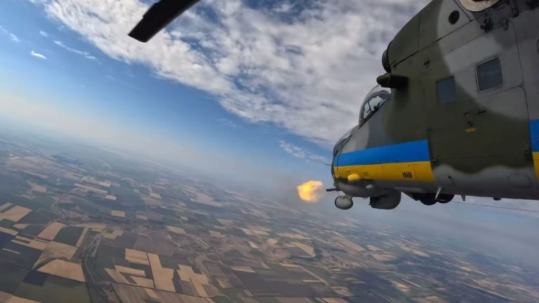 Feuerbälle am Himmel: Ukrainische Hubschrauber jagen nach Drohnen