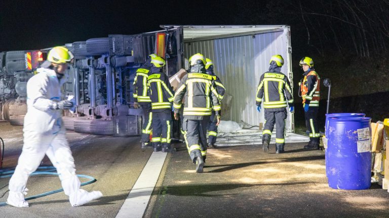 Color Truck umkippt auf A7-Sperren ➤ Hessen am Morgen: Die Nachrichten im Ticker | Hessenschau.de