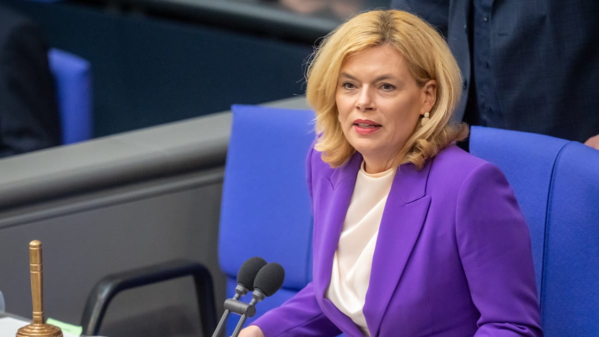 Julia Klöckner über Regenbogenflagge: „Bei uns bläst eine Flagge: Schwarz und Rot und Gold“