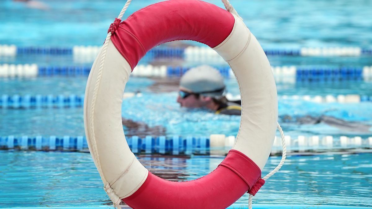 Die Herrengruppe hat mehrere Mädchen im Schwimmbad sexuell belästigt