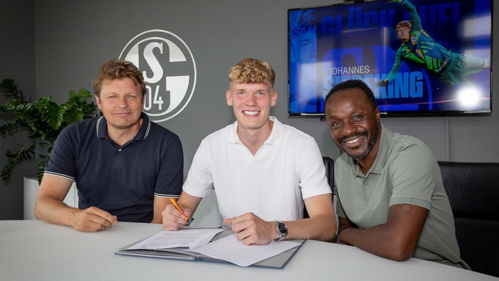 Johannes Sebeking unterzeichnet seinen ersten Lizenzspielervertrag Johannes Sebeking unterzeichnet seinen ersten Lizenzspielervertrag