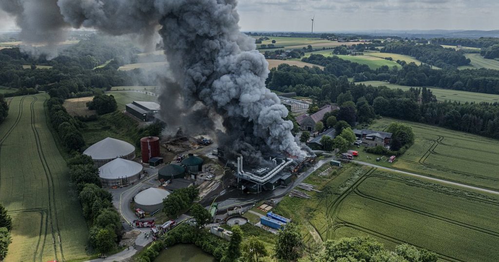 MILIUM -Wide Rauchsäule im Distrikt Gütersloh: Feuerwehr im traditionellen Hof in großer Ebene -NW.de