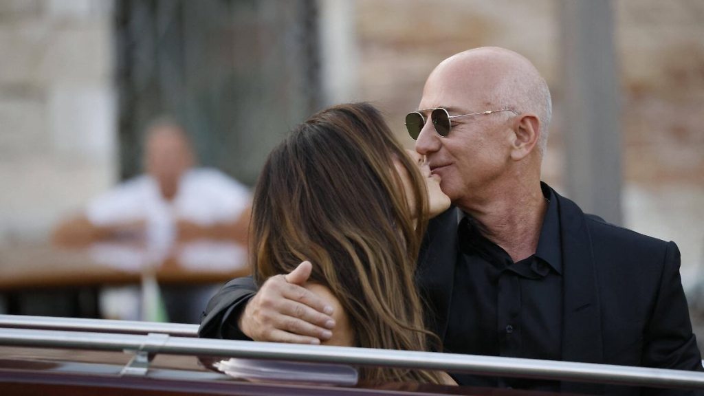 Luftküsse und eine andere Party: Jeff Bezos und Lauren Sánchez Bezos Strahlen frisch kontaminiert Luftküsse und eine andere Party: Jeff Bezos und Lauren Sánchez Bezos Strahlen frisch kontaminiert