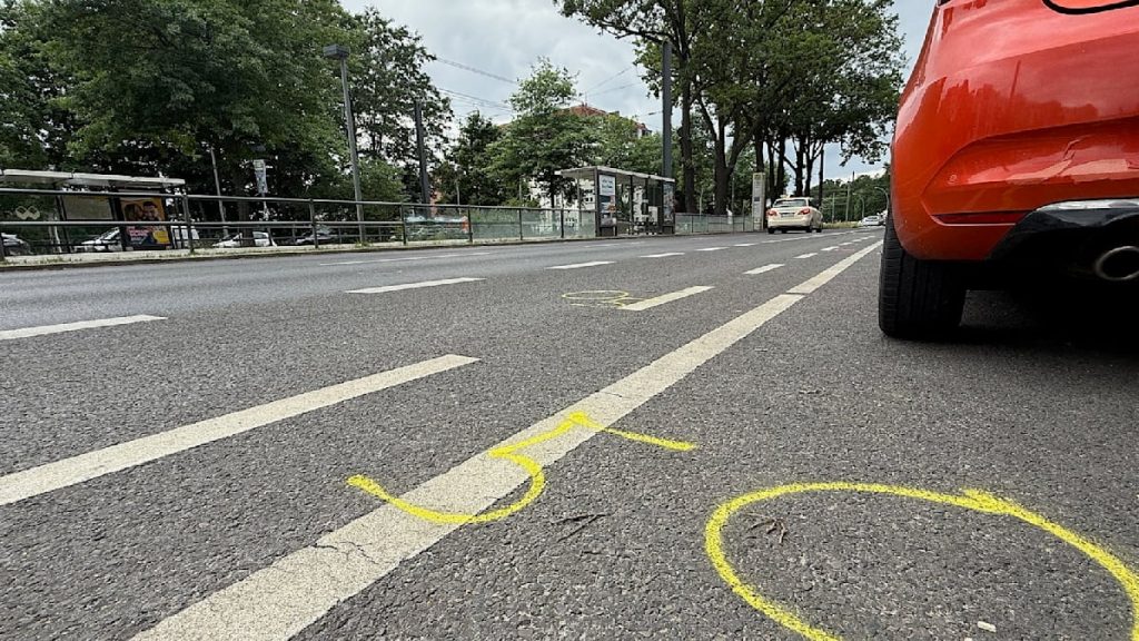 Berlin: 30 Meter durch die Luft geworfen – Frau, die im illegalen Auto Rennen getötet wurde Berlin: 30 Meter durch die Luft geworfen – Frau, die im illegalen Auto Rennen getötet wurde