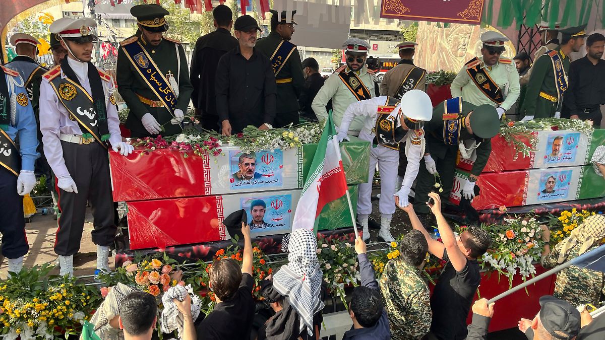 Generäle und Nuklearexperten: Der Iran feiert den „historischen“ Trauerdienst nach dem Krieg mit Israel