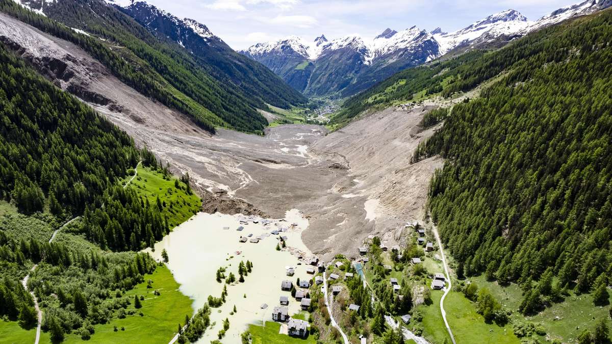 Fand die Toten, nachdem sie von Alpen-Dorf verschüttet wurden