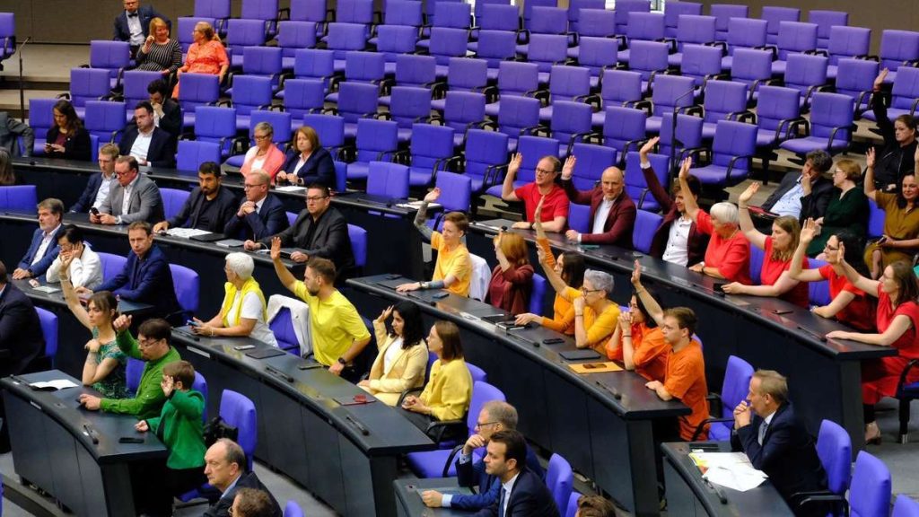 Überlagungs- und Farbkampagne im Bundestag-Protest gegen Klöckners Verbot erhitzt die Gedanken Überlagungs- und Farbkampagne im Bundestag-Protest gegen Klöckners Verbot erhitzt die Gedanken