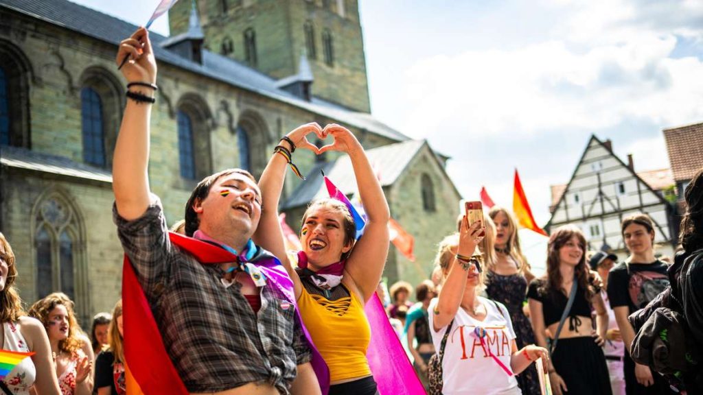Mehr als 1000 Menschen im ersten Soester CSD