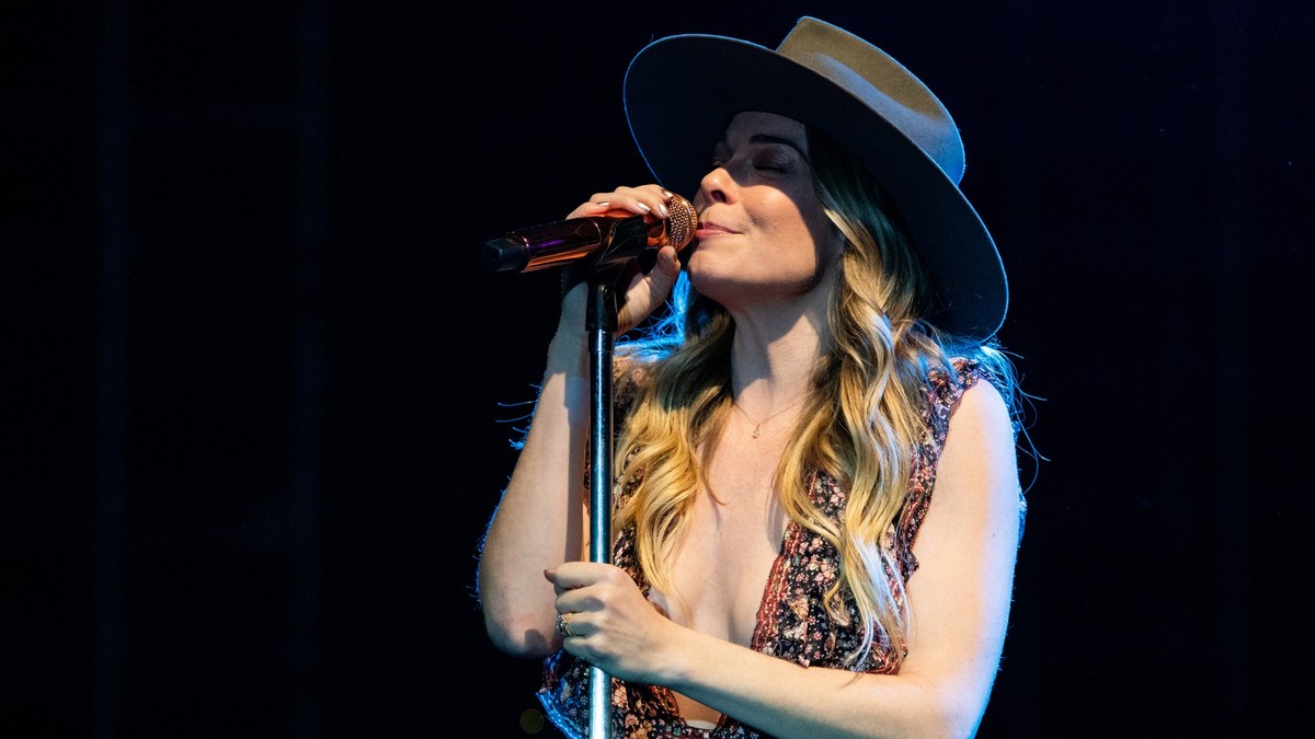 LeAnn Rimes verliert auf der Bühne Zähne – Fans feiern ihre Reaktion