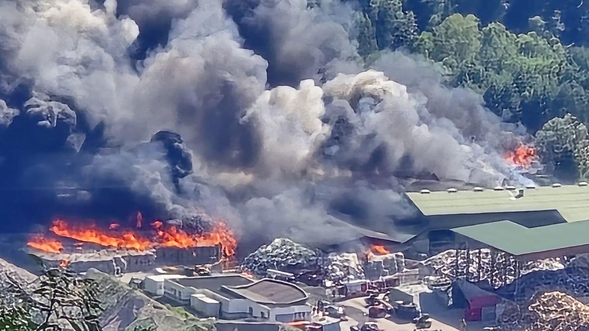 Chemie und Asbest in Flammen: 500 Feuerwehrleute haben in Tirol gegen Feuer gegen Feuer gekämpft