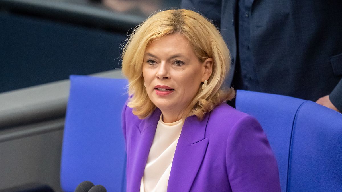 „Dann laufen Sie auch die Vatikanische Flagge“: Klöckner erklärt ihr Regenbogenflag -Verbot des Bundestags