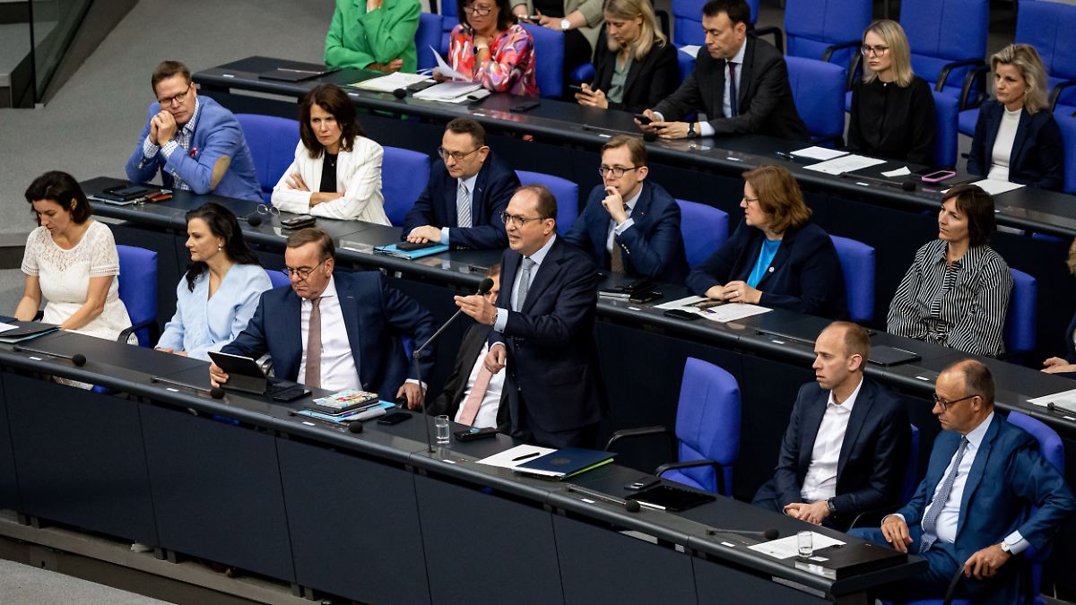 Nach emotionaler Debatte: Bundestag enthüllt die Wiedervereinigung von Flüchtlingen der Familie