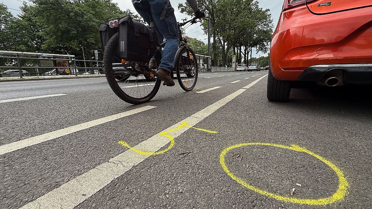 Unbetevolvierte Frau stirbt an Autorennen in Berlin – 30 Meter geworfen
