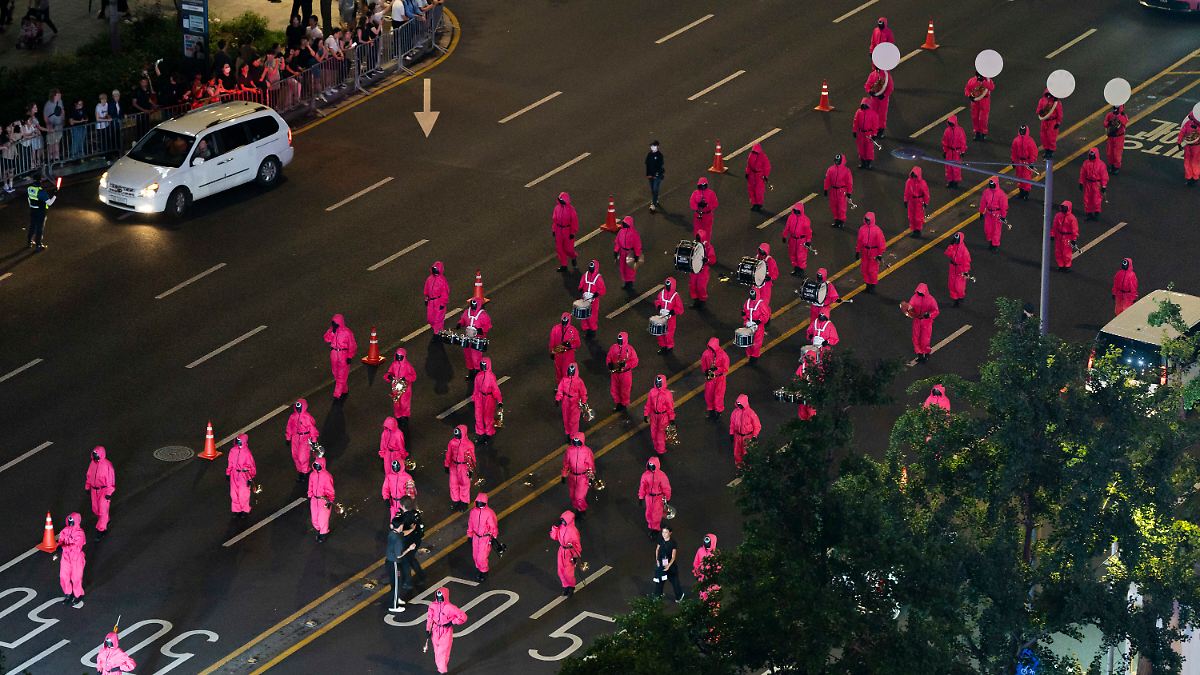Dark Dystopia: Fans feiern in Seouls letzte Staffel von „Squid Game“ die letzte Saison von „Squid Game“ in Seoul.
