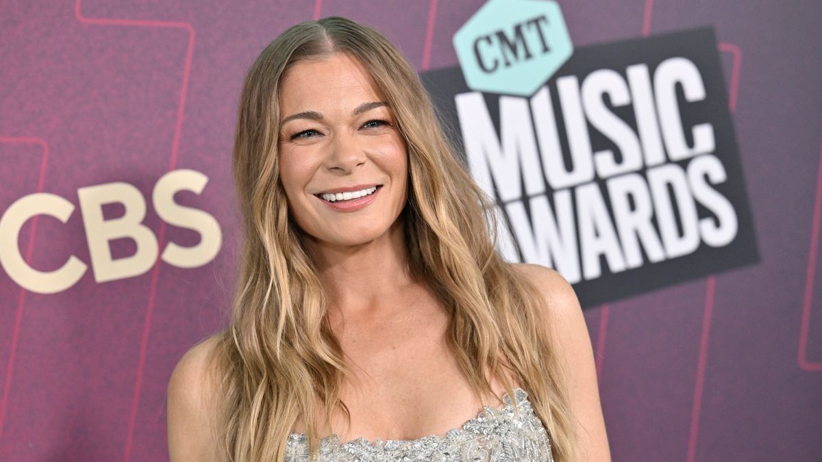LeAnn Rimes verliert Zahnbrücke beim Konzert – und singt weiterhin