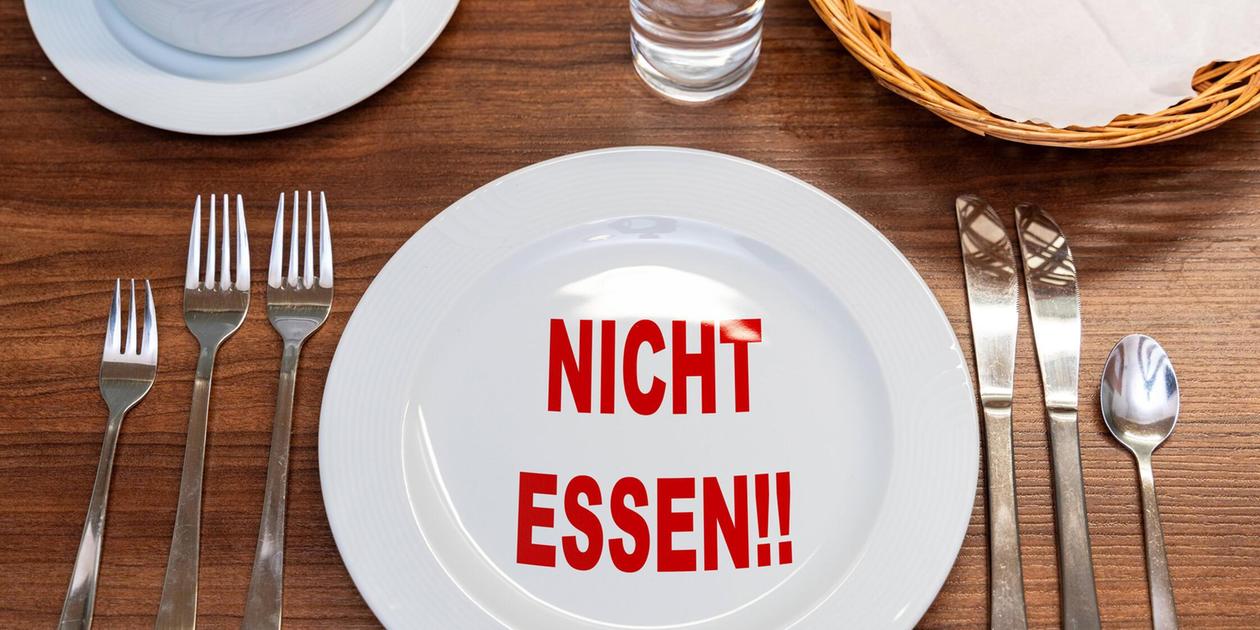 Sonnen bassermann ruft bereit -hergestellte Produkt Rost Würste mit Sauerkraut Back