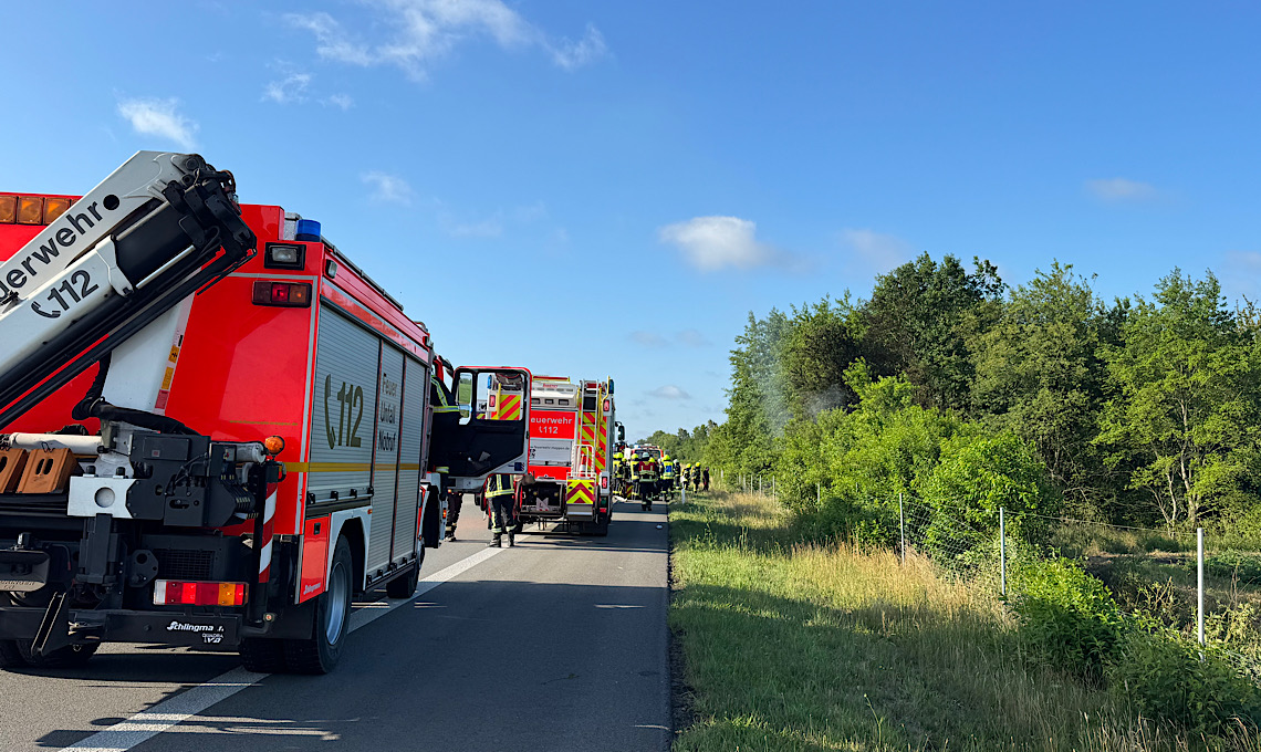 Tödlicher Unfall gegen A31 – Autos gehen nach einem Unfall in Flammen auf