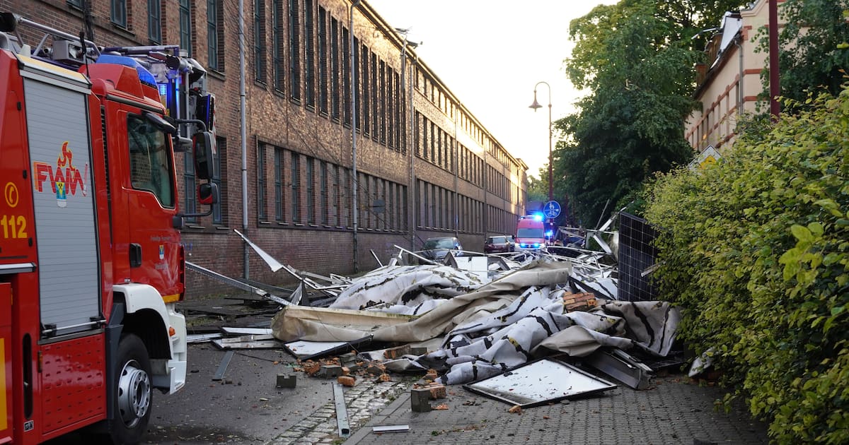 Dach in Weißwasser nach Stürmen und Gewittern bedeckten