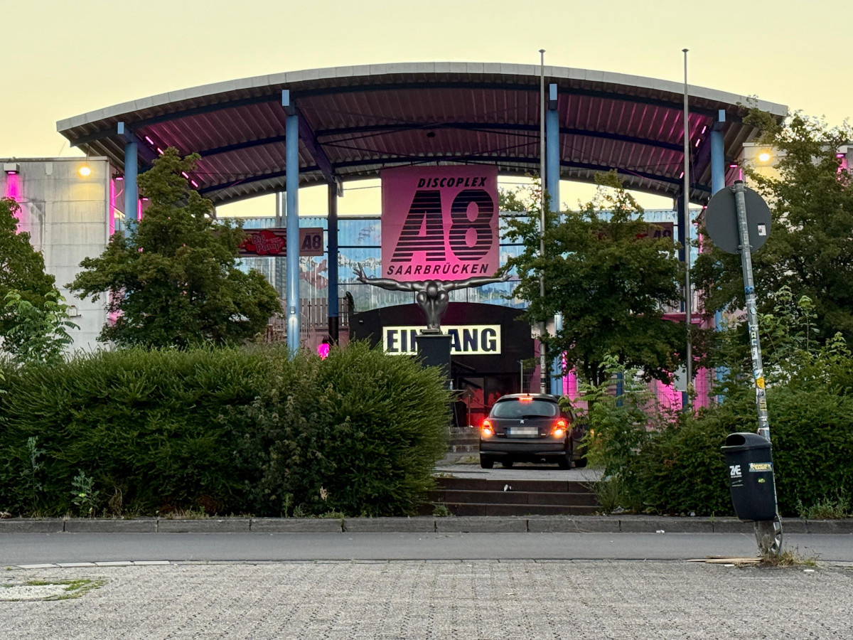 Neugeborene auf der Frauen-Toilette in Saarbrücken, die disco-blau-deporte-saarland.de