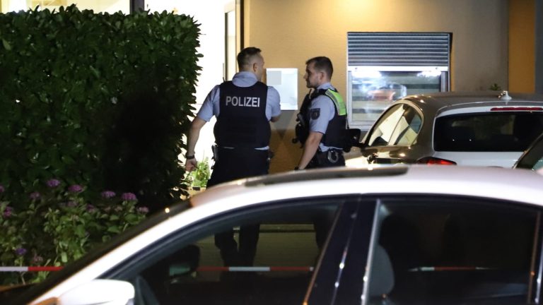 Mönchengladbach: Mann schießt auf Frau (45) und tötet sich regional