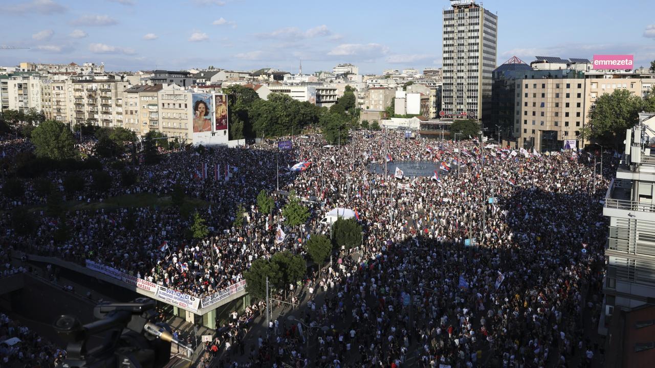 Zehntausende erfordern neue Wahl des serbischen Parlaments