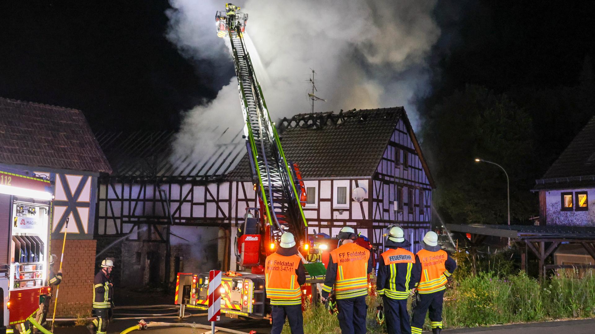 Großer Einsatz für Feuer auf Stoppelacker ➤ Hessen am Morgen: Die Nachrichten im Ticker | Hessenschau.de