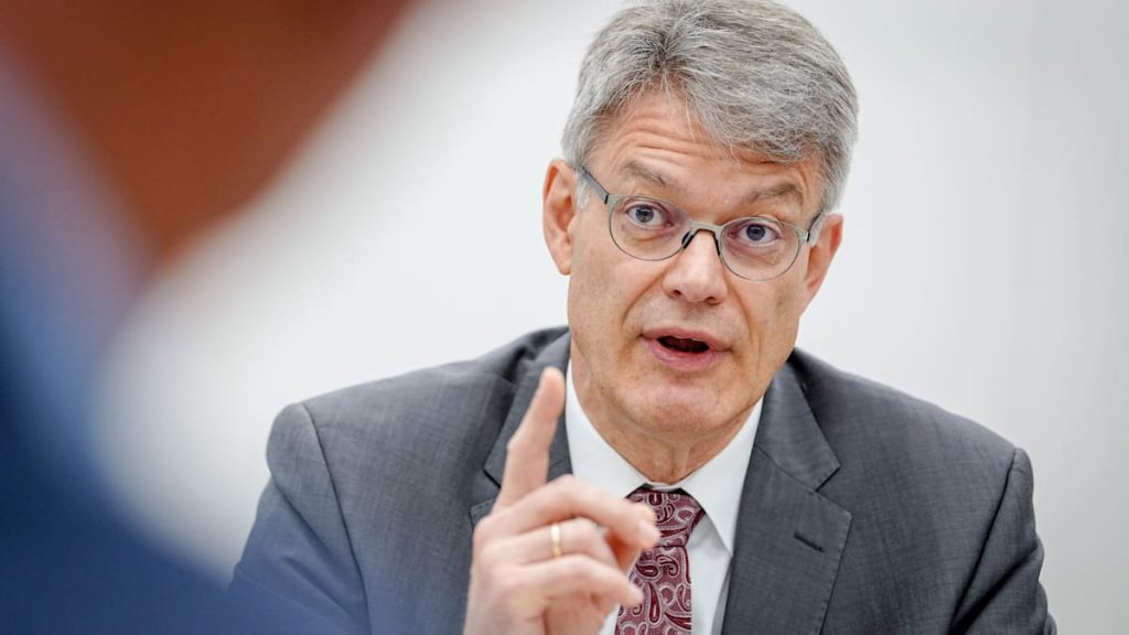 Pünktlichkeit, Sauberkeit, Sicherheit: Verkehrsminister Schnieder beschreibt den Zustand von Deutsche Bahn als „aus der Frage“ Pünktlichkeit, Sauberkeit, Sicherheit: Verkehrsminister Schnieder beschreibt den Zustand von Deutsche Bahn als „aus der Frage“