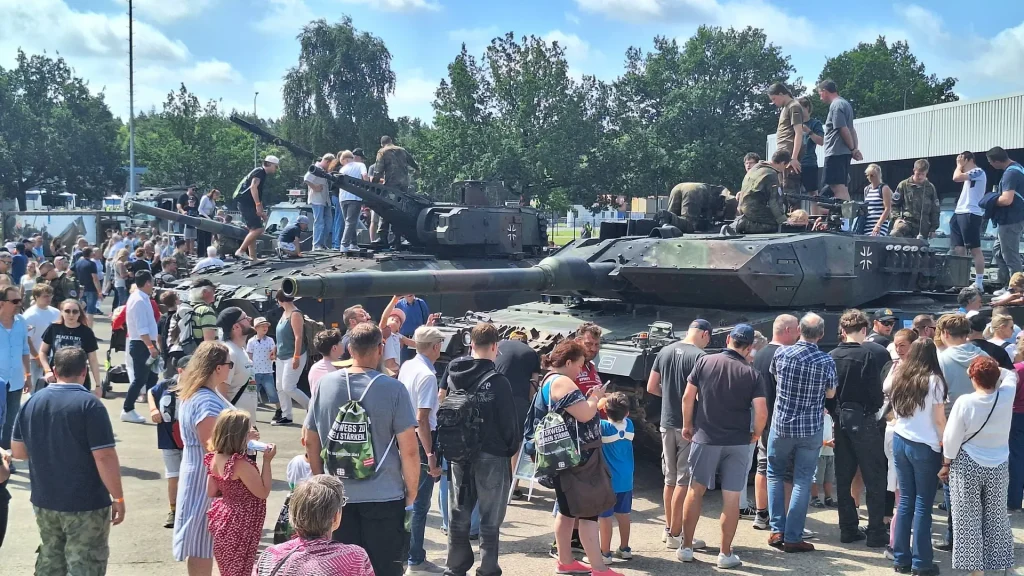 Tausende des Bundeswehr -Tages in Büchkeburg und Garlstedt Tausende des Bundeswehr -Tages in Büchkeburg und Garlstedt