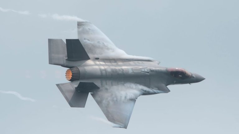 Kreml regiert eine Erklärung über nukleare Waffen -kennbare Kampfflugzeuge