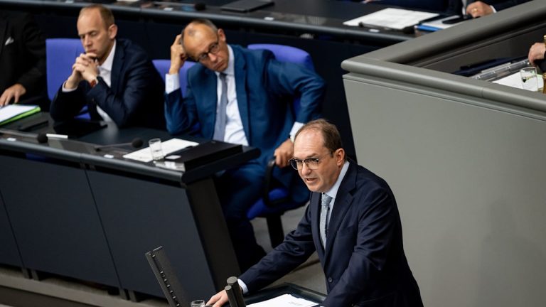 Mit einer großen Mehrheit: Bundestag stoppt die Wiedervereinigung der Familie für Flüchtlinge | Politik