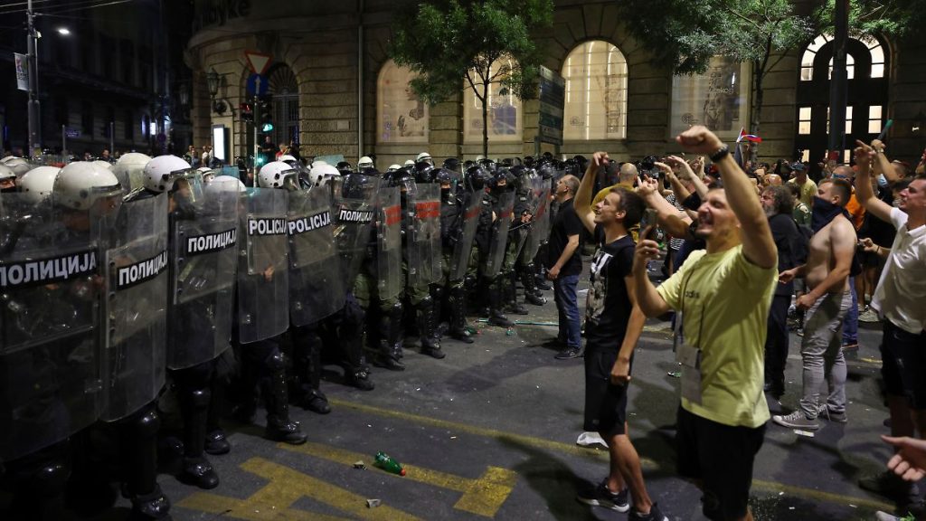 Massenproteste in Belgrad: Bis zu 140.000 Menschen fordern neue Wahlen in Serbien Massenproteste in Belgrad: Bis zu 140.000 Menschen fordern neue Wahlen in Serbien