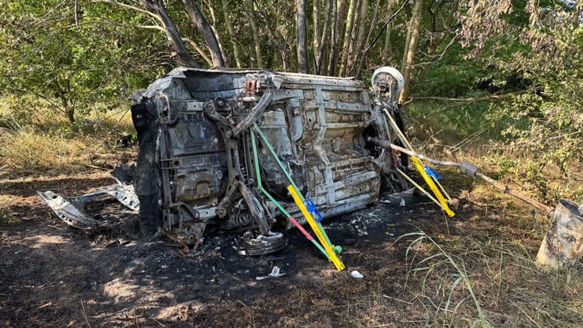 Manöver endet in Flammen – Männer brennen in ihren Autos