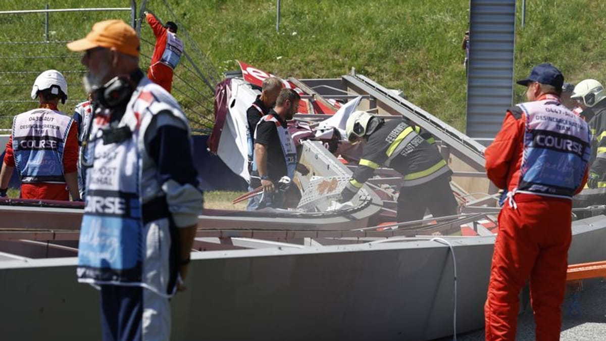 Werbung Banner -Abstürze auf der Route, bevor Österreich Rennen fährt