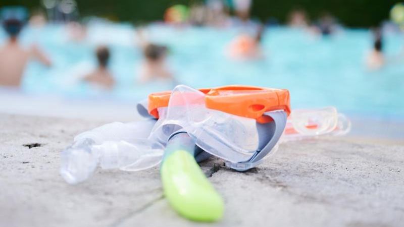 Syrer missbrauchen Mädchen im Outdoor -Pool – Reaktion aus dem Rettungsschwimmer topt alles an