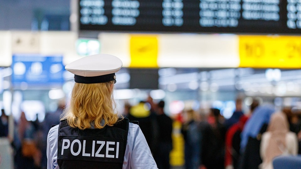 Zu betrunken, um zu fliegen: Zwei Passagiere am Flughafen Leipzig hielten an