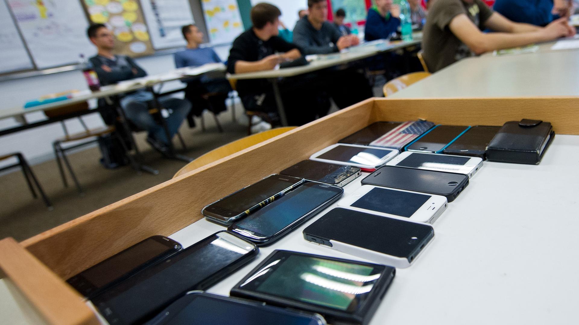 Landtag entscheidet sich für ein Verbot von Mobiltelefonen an hessischen Schulen – mit wenigen Ausnahmen Hessenschau.de