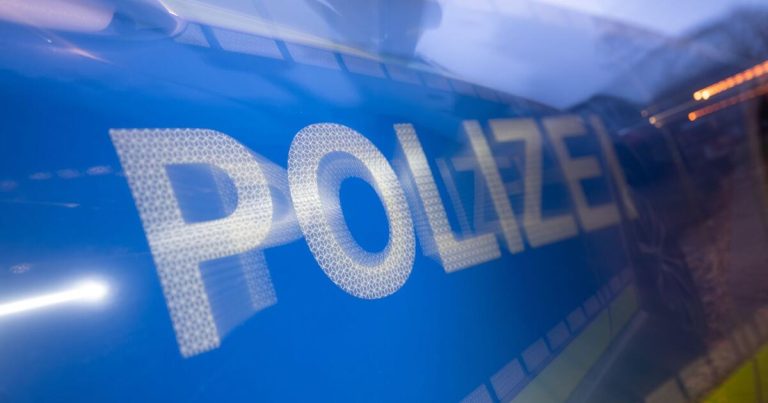 Tot mit einer in der Hand entdeckten Waffe – Frau in sterblicher Gefahr
