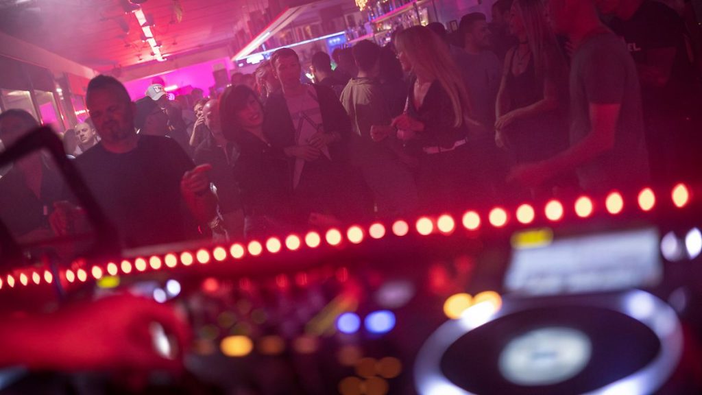 Frau bringt Baby mit Disco Toilet-Disco-Besuchern in die Welt. Frau bringt Baby mit Disco Toilet-Disco-Besuchern in die Welt.