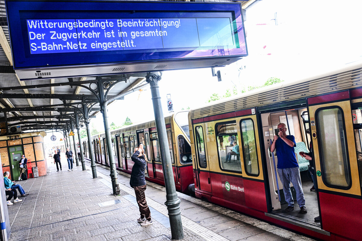 Mit einem Rollstuhl im Berlin S-Bahn: Links nach Sturm