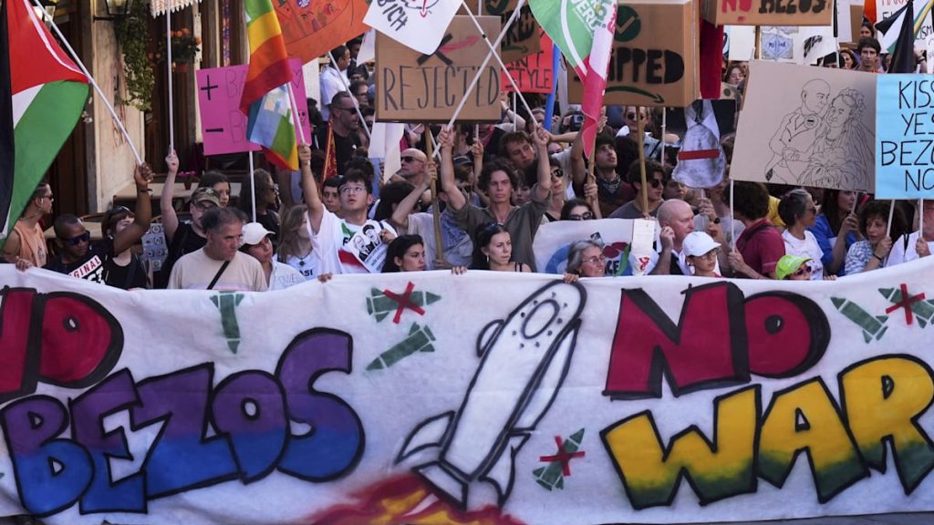 Venedig: 500 Menschen zeigen mit Rauchbomben und Plakaten gegen die Hochzeit von Jeff Bezos Venedig: 500 Menschen zeigen mit Rauchbomben und Plakaten gegen die Hochzeit von Jeff Bezos