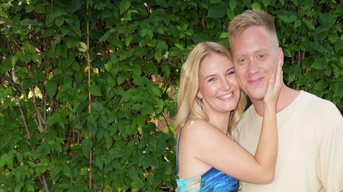 Schlager Stars teilen sich das Paarfoto im Pool