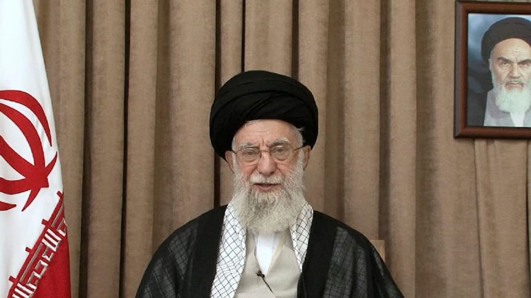 Nach dem „zwölf -Tage -Krieg“ warnt Chamenei die USA vor weiteren Angriffen – der Iran beschränkt die Zusammenarbeit mit der IAEO