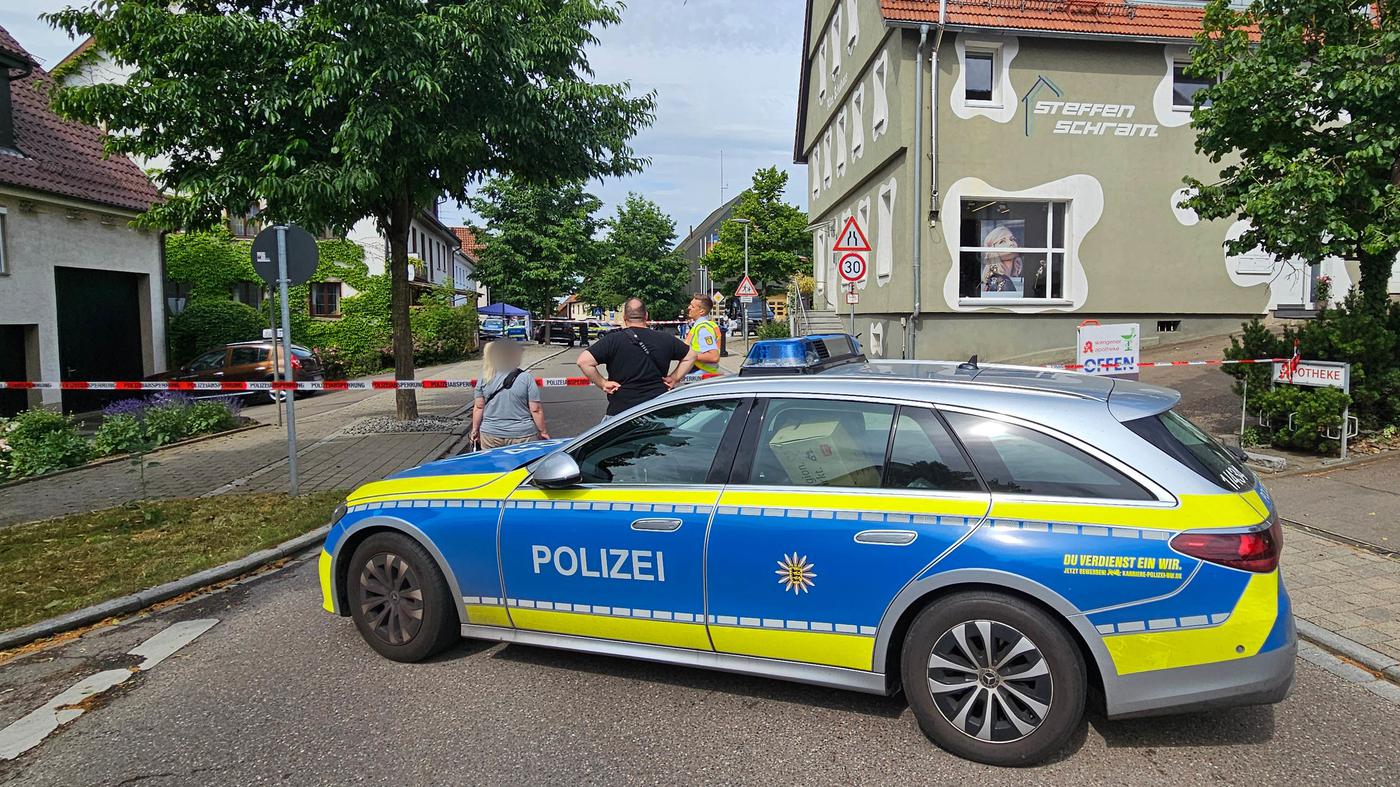 Die Polizei schießt nach einem Messerangriff afghanische Asylsuchende